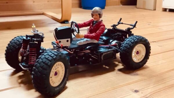 車の動きに合わせて運転操作するドライバー人形（稲岡俊宏さん提供）