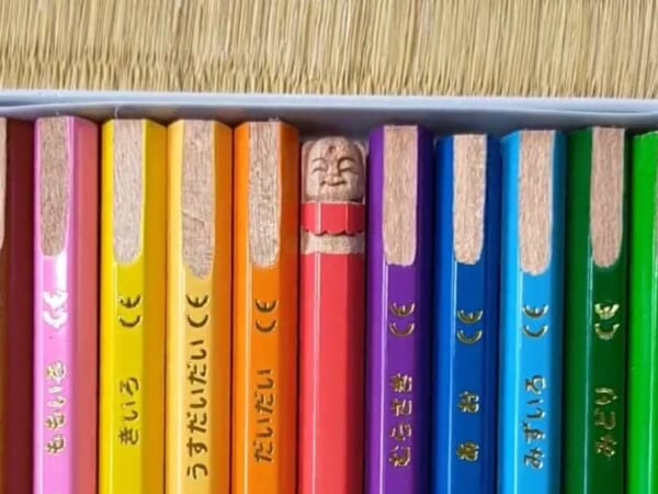 「彫刻家を父に持つとこうなる」色鉛筆にあらわれたお地蔵様の彫像