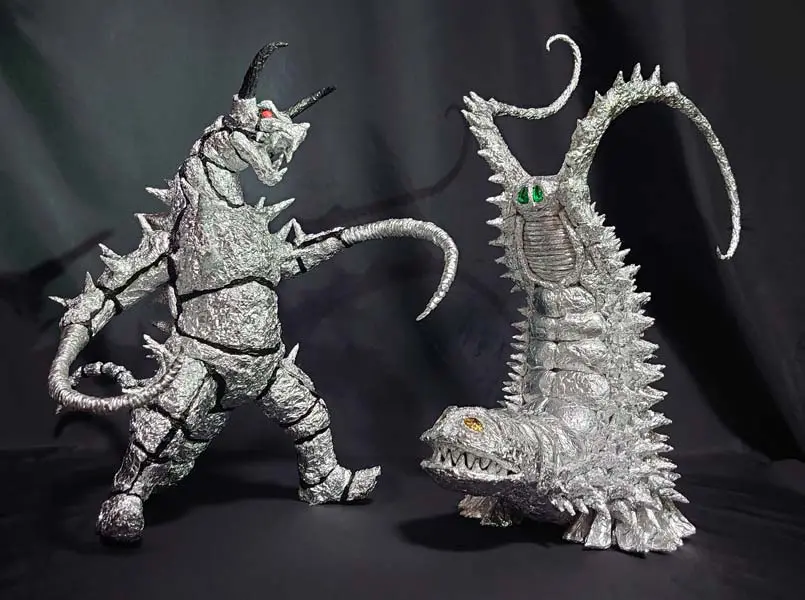 銀色に輝くリアルなウルトラ怪獣 アルミホイルで作ったファン