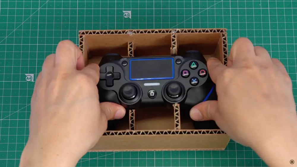 PS4のコントローラーを仕込む