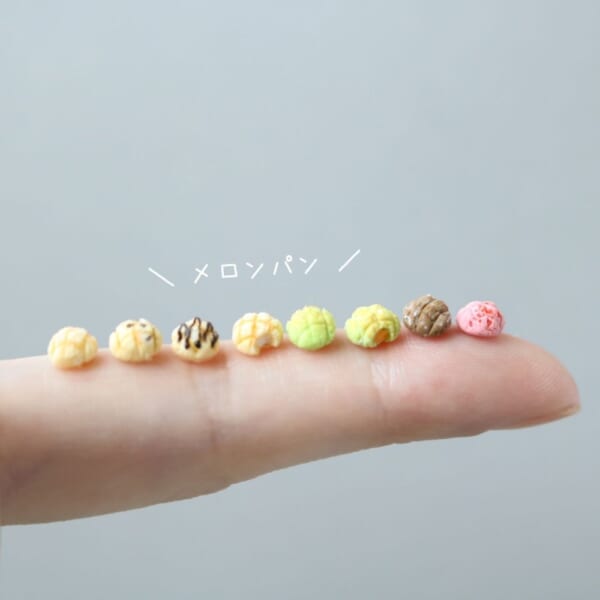 指先に広がる色とりどりのメロンパン。粘土細工で「小さなパン屋さん」を表現。