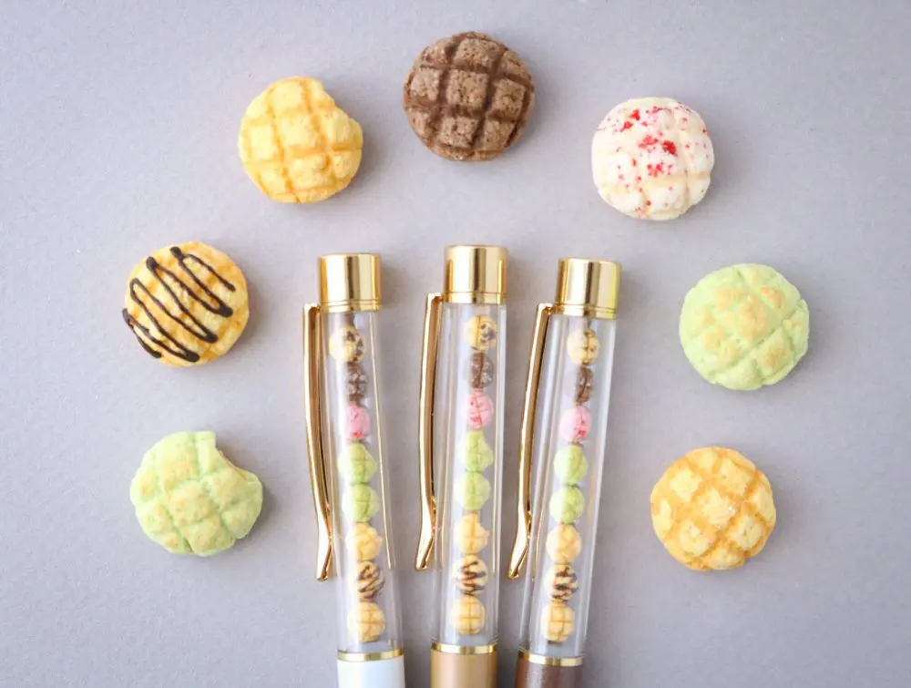 メロンパン　ガラス細工　ミニチュア 指に広がる色とりどりのメロンパン 粘土細工で表現する「小さなパン屋