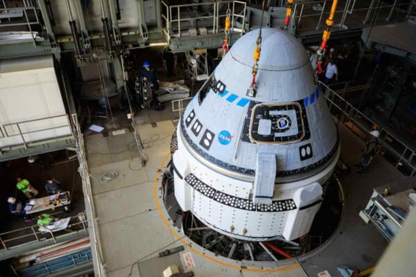 ロケット組み立て棟でのスターライナー（画像：NASA）