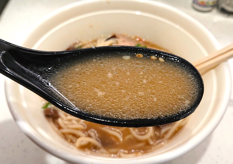 レンゲでスープをすくうと、豚の脂がキラキラ