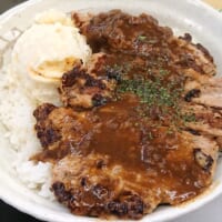 大きなポークステーキがご飯の上にドーン！