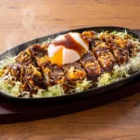 ステーキガストが平日のランチ限定で「鉄板とんかつ」を販売