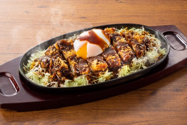 ステーキガストが平日のランチ限定で「鉄板とんかつ」を販売