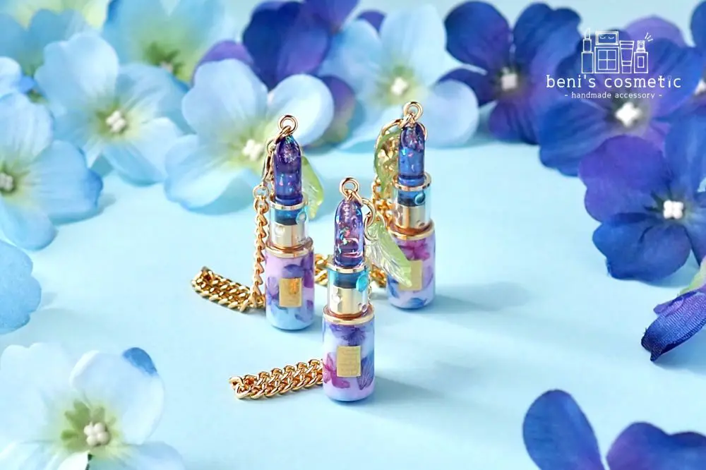 梅雨をイメージさせる「紫陽花」のアクセサリーなど、季節に合わせたコスメアクセサリーを作る投稿者。