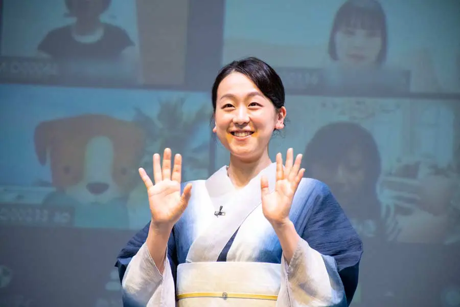 参加者に手を振る浅田さん