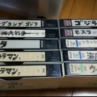 タイトルロゴを模写したビデオテープの数々（おタケさん提供）