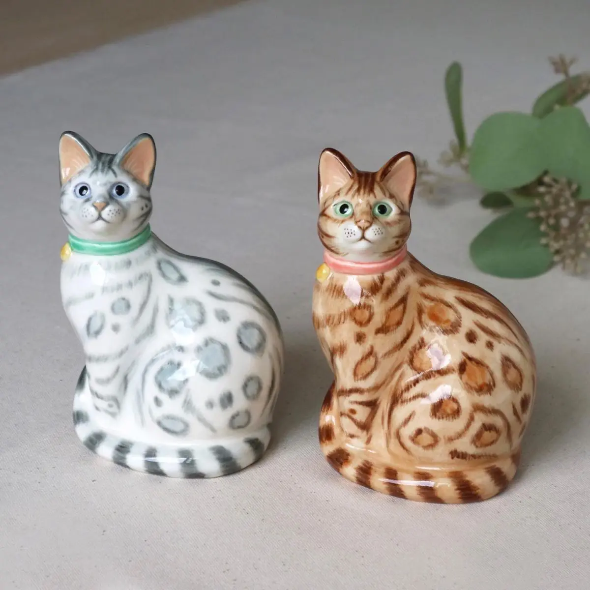 自身の猫愛を磁器小物で表現 「猫の陶芸家」峰村ゆかが作った「箸置き」 | おたくま経済新聞