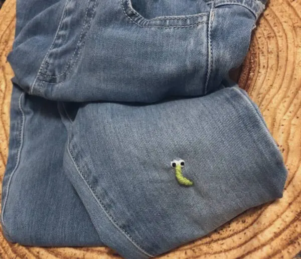 穴が開いた子ども用ズボンに青虫の刺繍　リアルな作品にびっくり