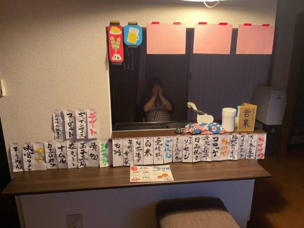 メニューやお品書きも本格的！妻が自宅内に手作りの居酒屋をオープン
