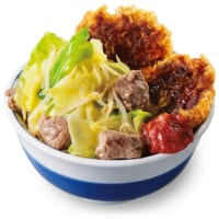 「増し増し豚ハラミのスタミナ炒めとダブルチキンソースカツ丼」（税込935円）