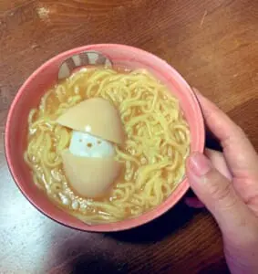 ゆで卵の中にすみっコ　かわいすぎるラーメントッピングに子どもも大喜び