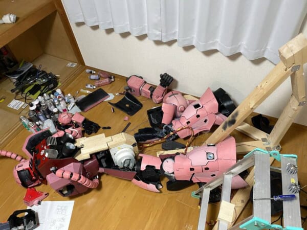 「認めたくないものだな……」自室に飾っていた特大のシャアザクが大破