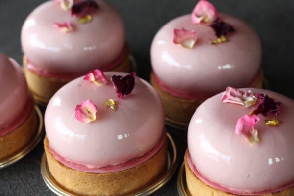 ケーキの上で舞う薔薇の花。パティシエ・福間将司のアイデンティティが詰まった「ローズブラン」。