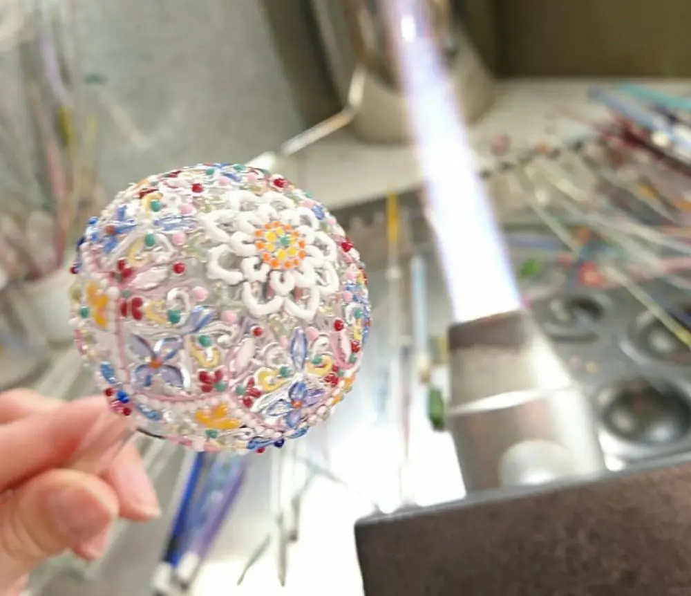ガラス・アーティスト作の花のペンダントが万華鏡のような美しさ ガラス・アーティスト作の花のペンダントが万華鏡のような美しさ