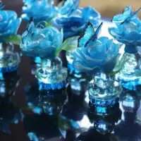 テーマは「雨上がりの青牡丹」　飴細工作家が魅せる美しい青の世界