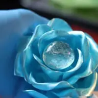 とても雨で出来ているとは思えない牡丹の花