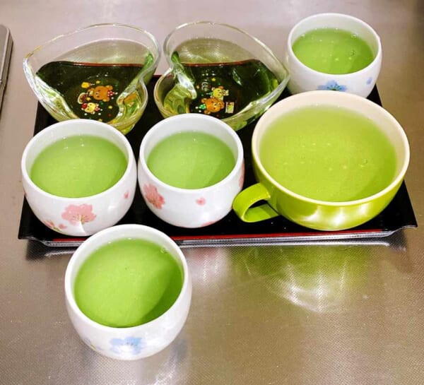 湯吞みに盛り付けられた青リンゴゼリー　どうみても緑茶にしか見えない