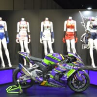 初号機をイメージしたバイクや初代レースクイーンのコスチュームが展示