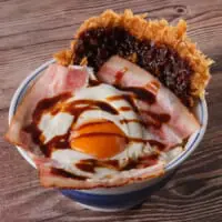 かつやが「ベーコンエッグソースカツ丼」発売