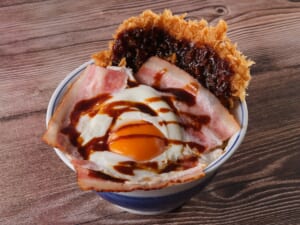 かつやが「ベーコンエッグソースカツ丼」発売