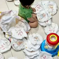 おむつを一枚一枚丁寧に検品する赤ちゃん　まるで職人のよう