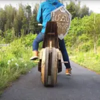 バイクに跨る姿は主人公リンクを彷彿とさせます
