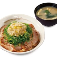 「ネギねぎ塩豚焼肉丼」（税込590円／大盛は税込730円）