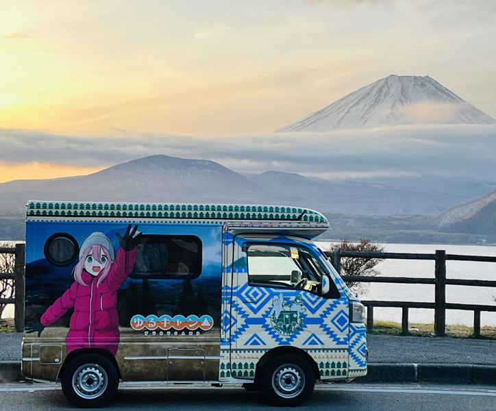 「ゆるキャン△ピングカー」が東京キャンピングカーショー2022に出没！スペシャルコーナーや先行販売グッズも