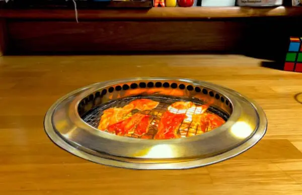 まるで本物！色鉛筆で描かれたリアルすぎる焼肉グリルに「脳がバグる」