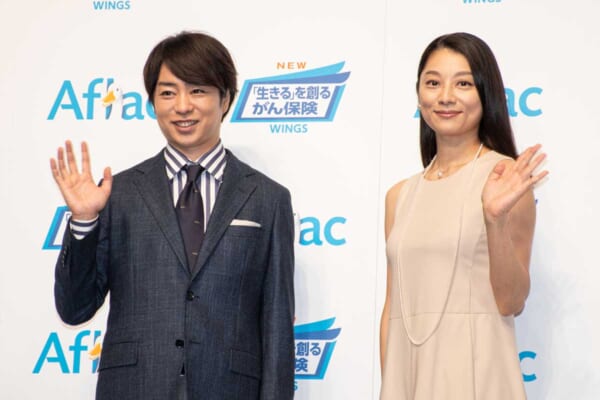 アフラック新商品発表会に登場した櫻井翔さんと小池栄子さん
