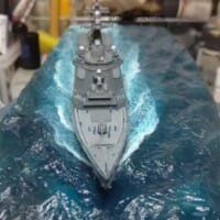 アルミホイルで海面を作った護衛艦まやのジオラマ（アルキメデスさん提供）