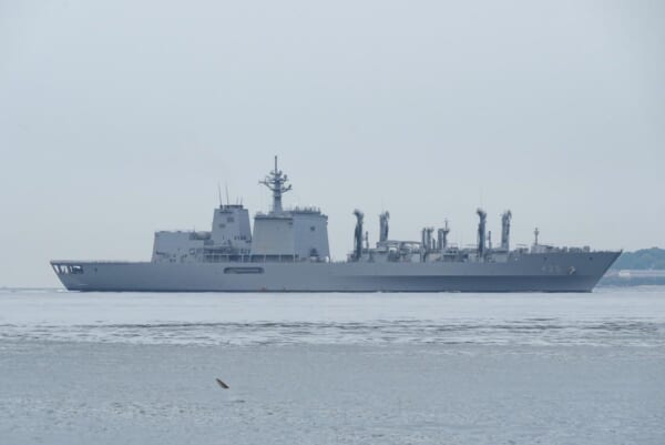 補給艦ましゅうの手前に何か写っている（蒼鉄さん提供）