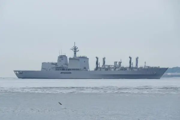 補給艦ましゅうの手前に何か写っている（蒼鉄さん提供）
