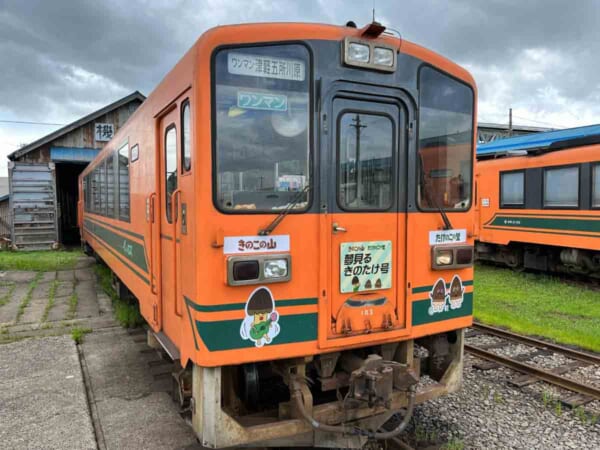 津軽鉄道のコラボ列車「夢見るきのたけ号」