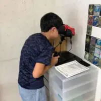 バーチャルボーイをプレイする息子さん