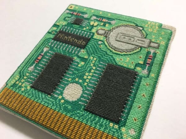 ゲームボーイソフトの基板を刺繡で再現　斬新すぎるクロスステッチ作品