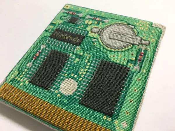 ゲームボーイソフトの基板を刺繡で再現　斬新すぎるクロスステッチ作品