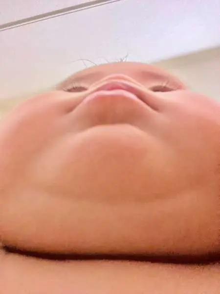まるで「こびとづかん」？赤ちゃんがスマホで自撮りしていた笑撃写真