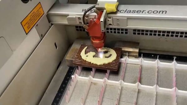 これが大人の本気……！　チョコ菓子「キャラパキ」を革細工職人がチート攻略