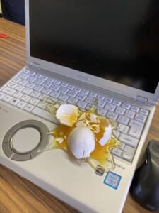 パソコンのキーボードに生卵