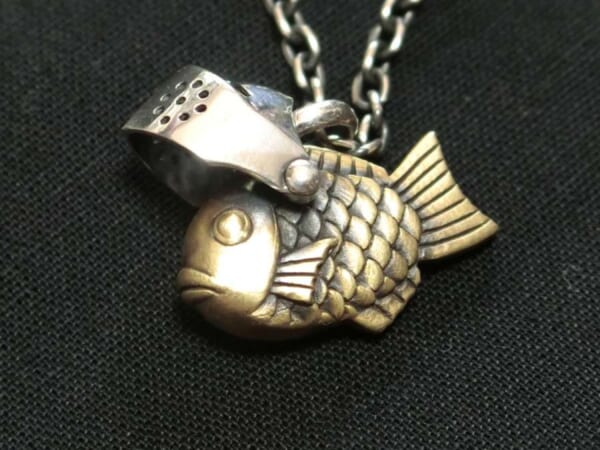 たい焼き＋鉄仮面のユニークなアクセサリー　その名は「よろえ！たいやきくん」