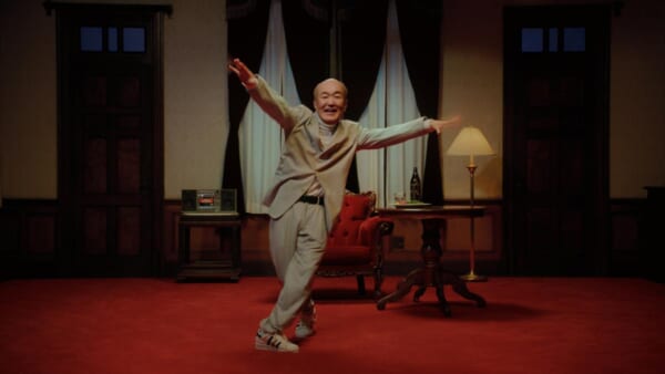 「嘘のキレキレダンス」を見せる温水洋一さん
