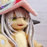 モフモフした体躯と対照的な兜。