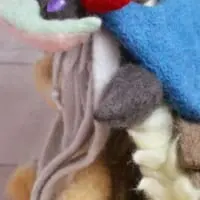 複雑な形状の兜。