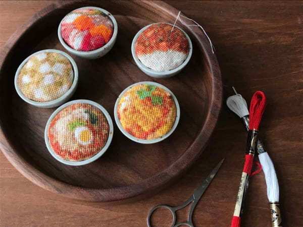 丼ものをモチーフにした「針山食堂」（WEEKENDSTITCHさん提供）