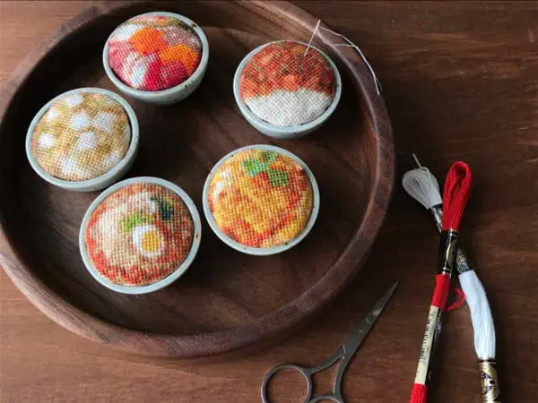 丼ものをモチーフにした「針山食堂」（WEEKENDSTITCHさん提供）